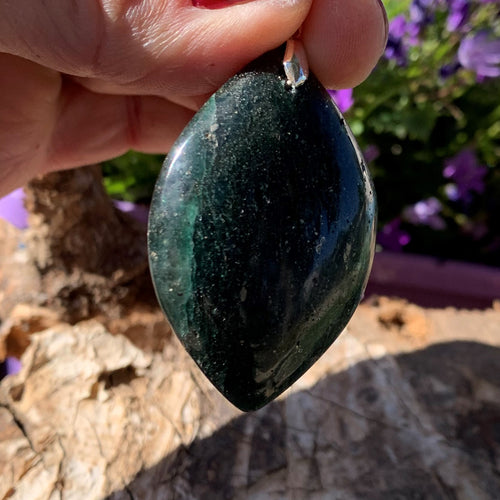Pendentif fuschite avec inclusions de marcassite, une pierre pour le reiki couleur émeraude