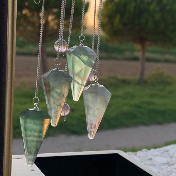 Fluorite divinatory pendulum